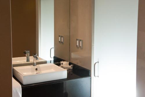 蒙特雷MBM红太阳酒店的浴室设有白色水槽和镜子