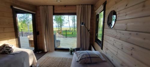 海卢奥托Villa Terwaluoto的一间卧室设有一张床和一个大型滑动玻璃门
