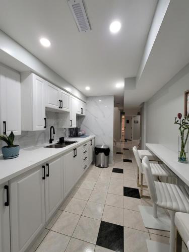 多伦多RoryHouse的厨房配有白色橱柜和白色家电