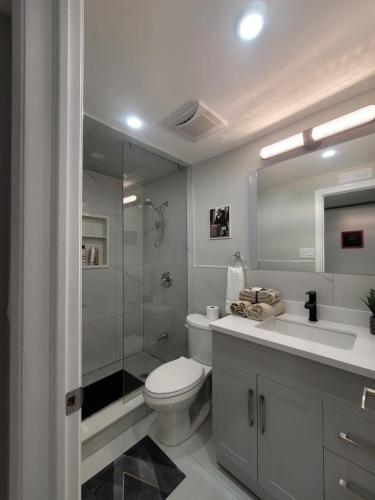 多伦多RoryHouse的浴室配有卫生间、淋浴和盥洗盆。