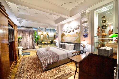 乌汶乌汶府玉酒店 的一间卧室配有一张床和一张书桌