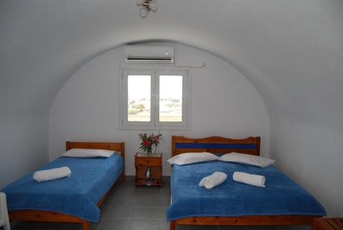 佩里萨阿波罗客房旅馆的带窗户的客房内的两张床