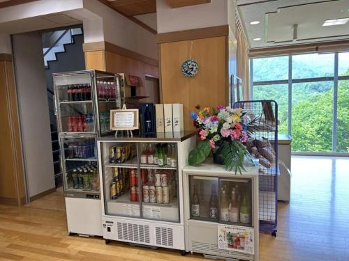 鱼沼市Asakusa Sanso的陈列着饮料和鲜花的商店