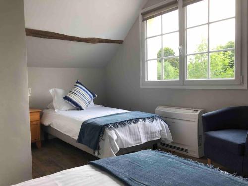 沙布利Riverside Lodge的卧室配有床、椅子和窗户。