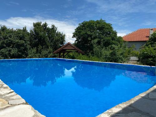 波德戈里察Green House Pejovic的蓝色的游泳池,设有凉亭