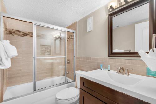 德斯坦The Islander 214的浴室配有卫生间、盥洗盆和淋浴。