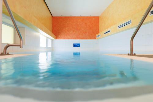 埃塔尔埃塔尔埃皮酒店的大楼内的一个蓝色海水游泳池