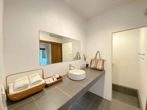 锡春Issara Beach Resort Beachfront的一间带水槽和镜子的浴室