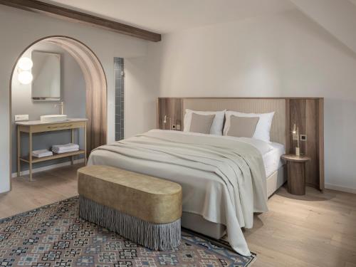 梅拉诺Villa Helvetia的卧室配有一张白色的大床和一张桌子