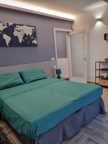 特里卡塞Casa Teresa的卧室配有一张大绿色床,墙上挂有地图