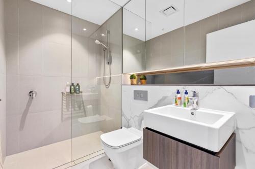 悉尼Macquarie Park Executive 2 Bedroom的一间带水槽、卫生间和淋浴的浴室