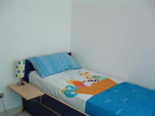 圣维托罗卡波Villa 2M a 50 metri dal mare的一间卧室配有一张床和一个带床罩的床头柜。