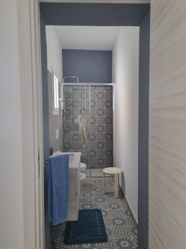 特里卡塞Casa Teresa的带淋浴、盥洗盆和卫生间的浴室