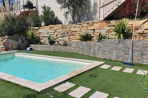 Magnifique villa avec piscine et vue panoramique内部或周边的泳池