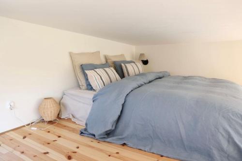 Gäststuga 30 kv + loft客房内的一张或多张床位