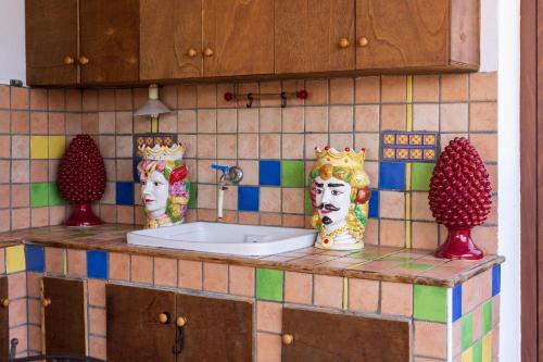 利帕里VILLA LORETTA LIPARI的厨房柜台上设有水槽,上面有三个头