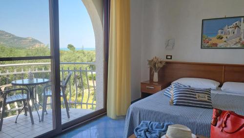 马蒂纳塔Hotel Residence Torre Del Porto的一间卧室设有一张床和一个美景阳台