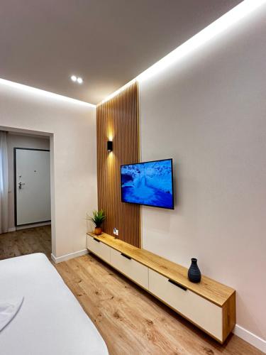 都拉斯Beach Apartaments Durres的卧室配有壁挂式平面电视