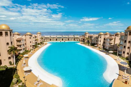 塞得港Marom Port Said Resort的享有度假村游泳池空中美景,拥有建筑