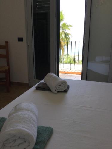 圣凯撒利亚温泉Residence Porto Miggiano的床上有两条毛巾