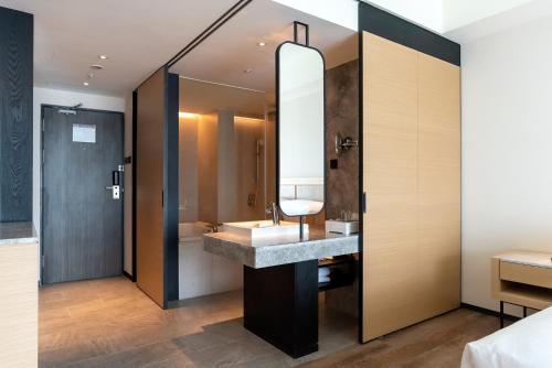 大园区桃园喜来登酒店的一间带水槽和镜子的浴室