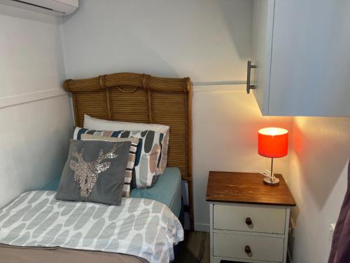 卡伦德拉XYL Pets Friendly Opened Spacious Seaside Boutique Guesthouse的一间卧室配有一张床和一张带台灯的桌子