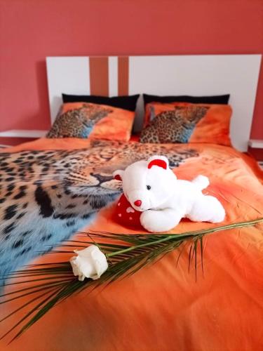 德瓦Garsoniera miky的两只泰迪熊坐在床上