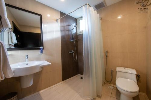 Al Buhrahفندق الرؤية محافظة الداير بني مالك的带淋浴、卫生间和盥洗盆的浴室
