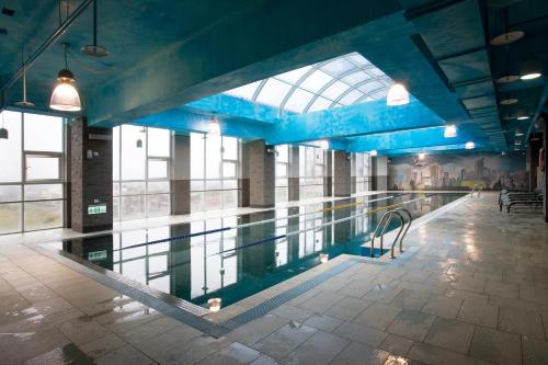 大园区桃园喜来登酒店的蓝色天花板建筑中的游泳池
