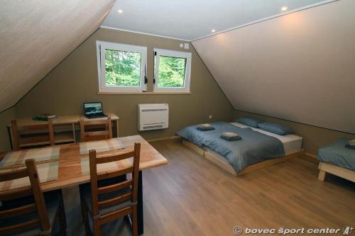 博维茨Base camp - Glamping resort Bovec的一间卧室配有一张床、一张桌子、一张床和一张书桌
