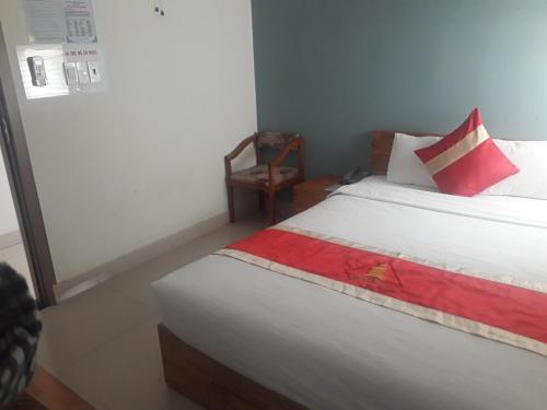 Phú Khê (2)Hotel Bảo Quang的一间卧室配有红色和白色枕头的床