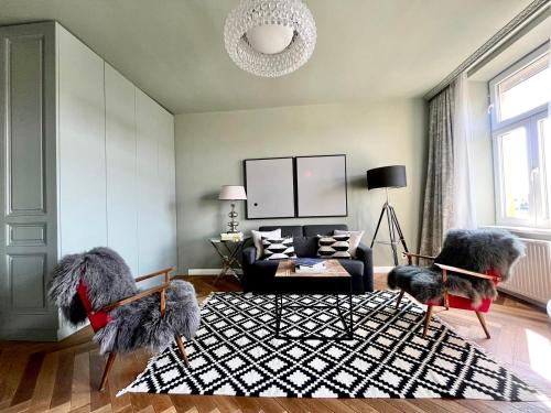 维也纳New Luxury Apartment Vienna的客厅配有两把椅子和一张沙发