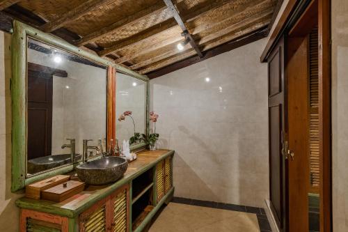 乌布Roshan Ubud Villa的一间带水槽和镜子的浴室