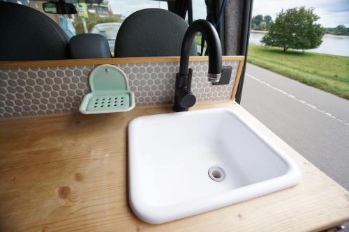 杜塞尔多夫Transi the Van的公共汽车桌子上的水槽