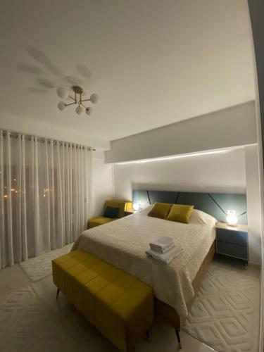 乌尔齐尼Seafront Apartments的一间卧室配有一张带黄色枕头的大床