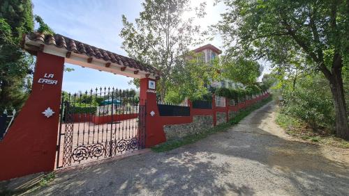 塞维利亚LA CASA GRANDE的道路上带门的红色围栏