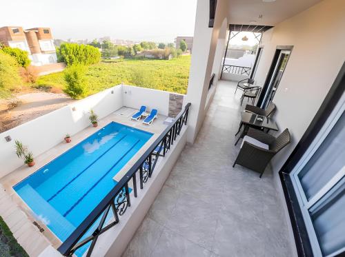 卢克索Royal Home Luxor Nile View的房屋阳台上的游泳池