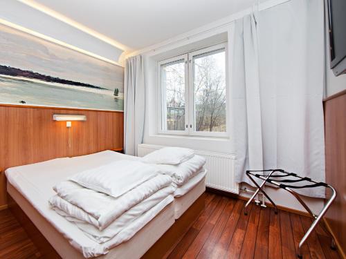 Omena Hotel Turku Humalistonkatu客房内的一张或多张床位