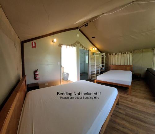 谭伯连山Southern Sky Glamping的一间卧室配有一张床,不提供一张床。