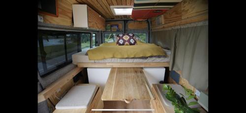 杜塞尔多夫Transi the Van的一个小房子内的一个床