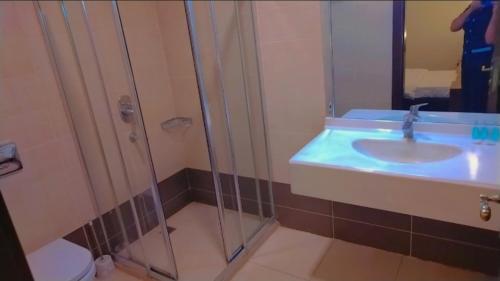 埃尔比勒埃尔比勒BL酒店的一间带水槽、淋浴和卫生间的浴室