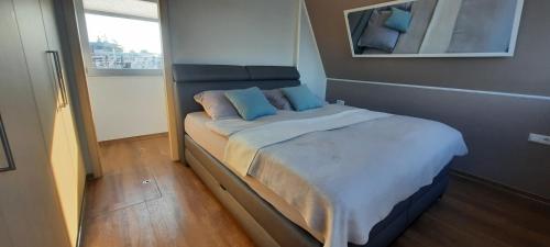哈弗尔河畔勃兰登堡Hausboot Amantes的一间卧室配有一张带蓝色枕头的大床