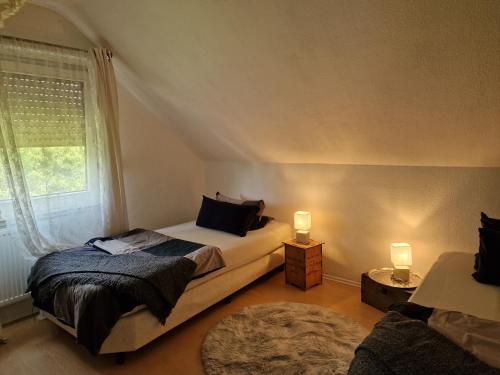 哈雷威斯特法伦Rosindell Brunnenhaus的一间卧室设有一张床和一个窗口