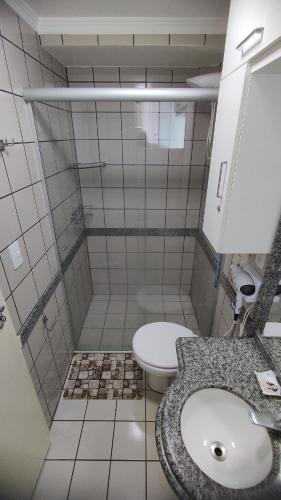 热河市Flat DiRoma perto do Hot Park的一间带卫生间和水槽的小浴室