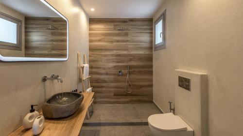 阿达玛斯Esperanza Apartments的浴室配有盥洗盆、卫生间和浴缸。