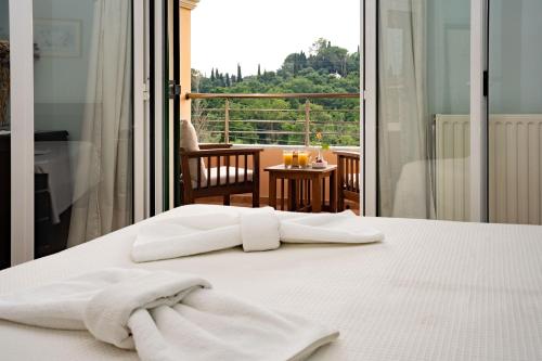 波塔莫斯La Bella Vita - Luxury Holiday House close to Corfu Town的阳台前的床上有2条毛巾