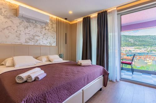 茨雷斯拉凡达别墅酒店的一间卧室配有一张大床和毛巾