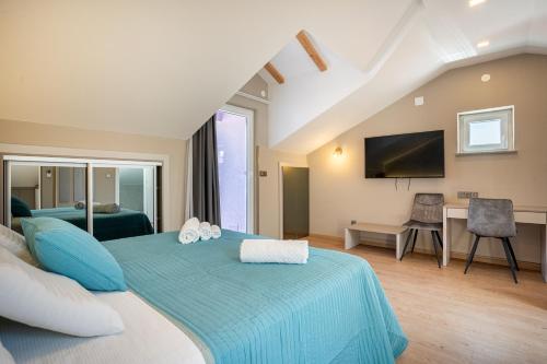 茨雷斯拉凡达别墅酒店的一间卧室配有蓝色的床和电视