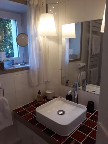 克隆斯奥蒙特德梅森伊派莉亚斯住宿加早餐旅馆的浴室设有白色水槽和镜子