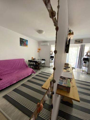 萨图恩Casa Ancutei的客厅配有床和木制秋千